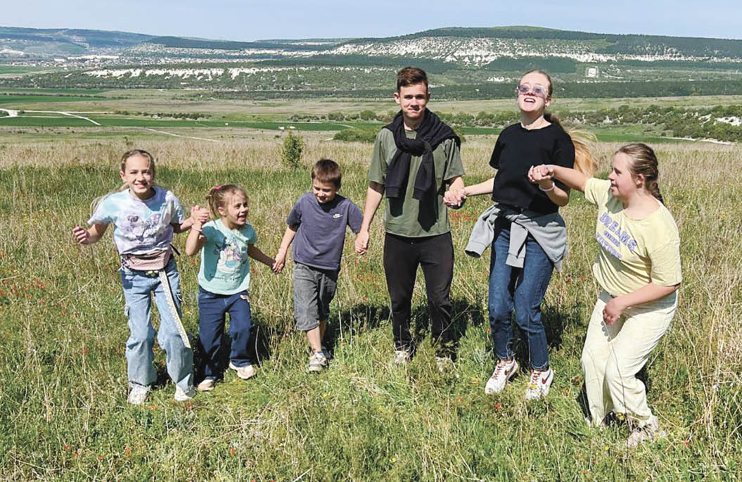 Шесть детей: многодетная семья из Крыма планирует создать школу талантов