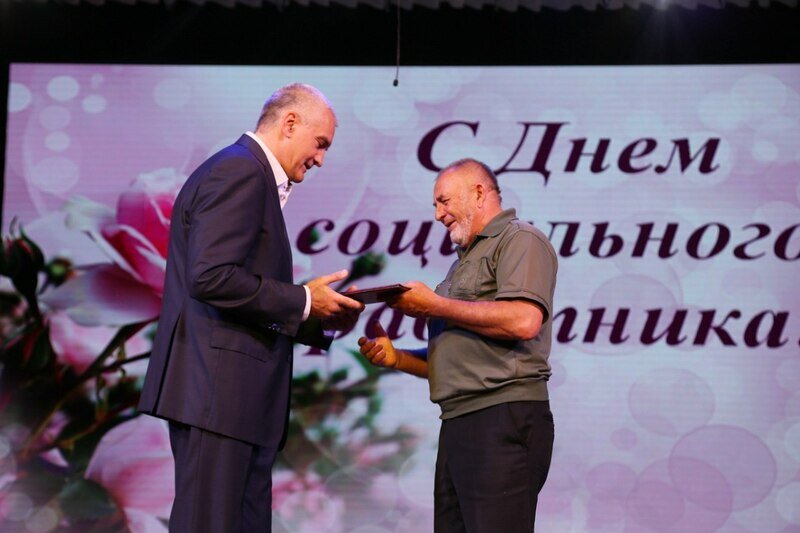«Ваш труд бесценен»: Аксёнов поздравил социальных работников Крыма