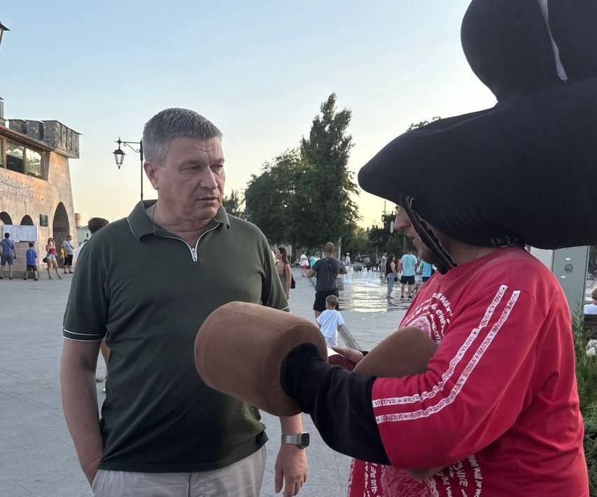 Пристававших к туристам ростовых кукол в Евпатории оштрафовали за хулиганство