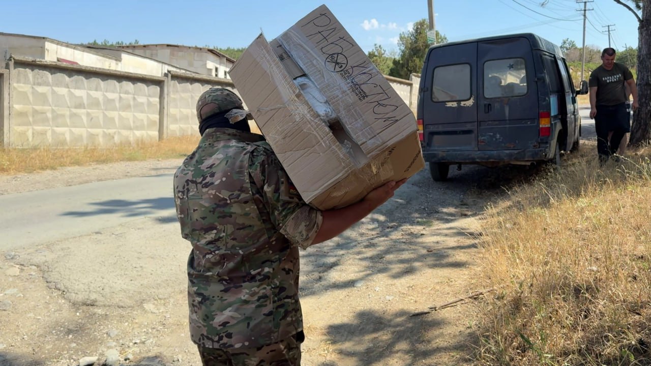 Крымчане передали бойцам СВО на передовой строительные материалы