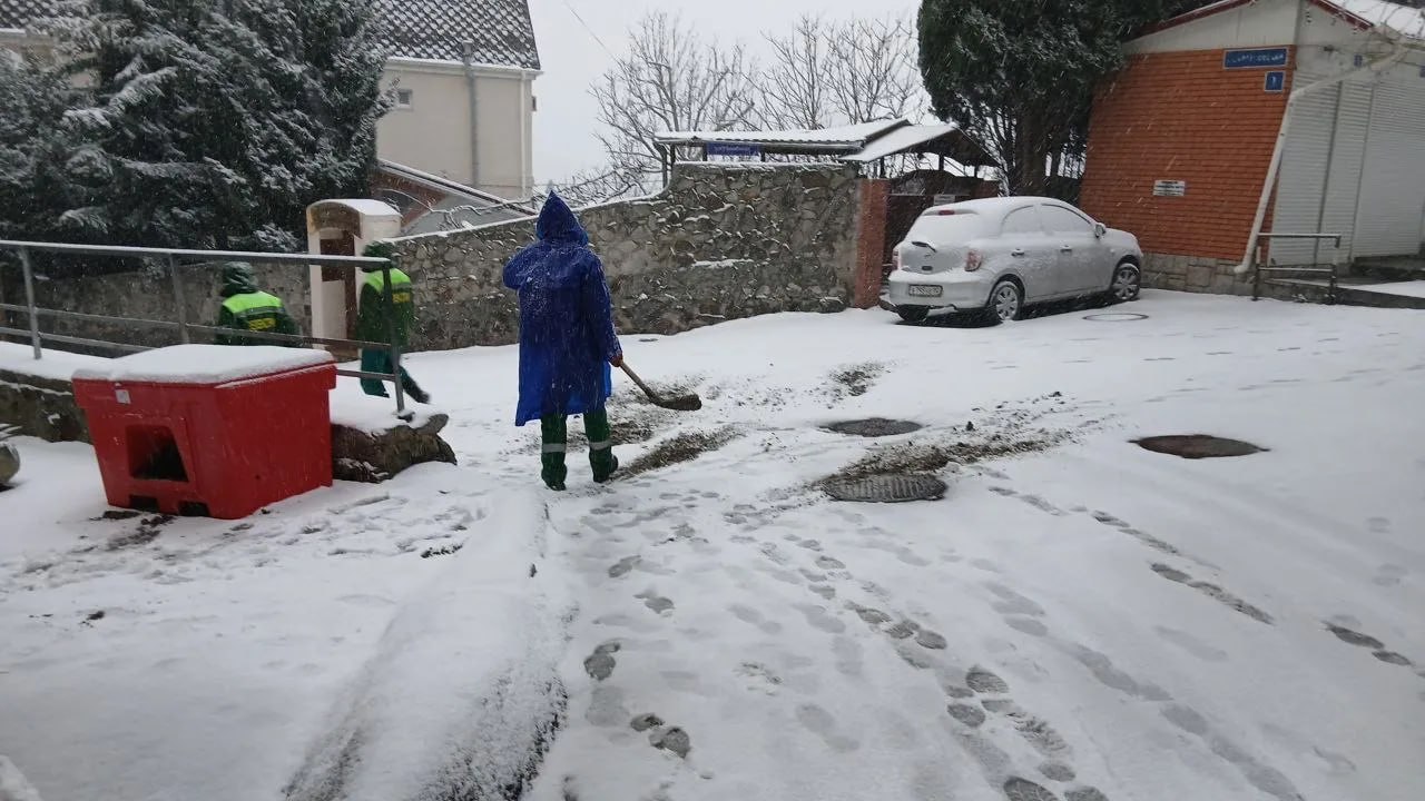 В Ялте ликвидируют последствия снегопада: сложная ситуация в Гурзуфе