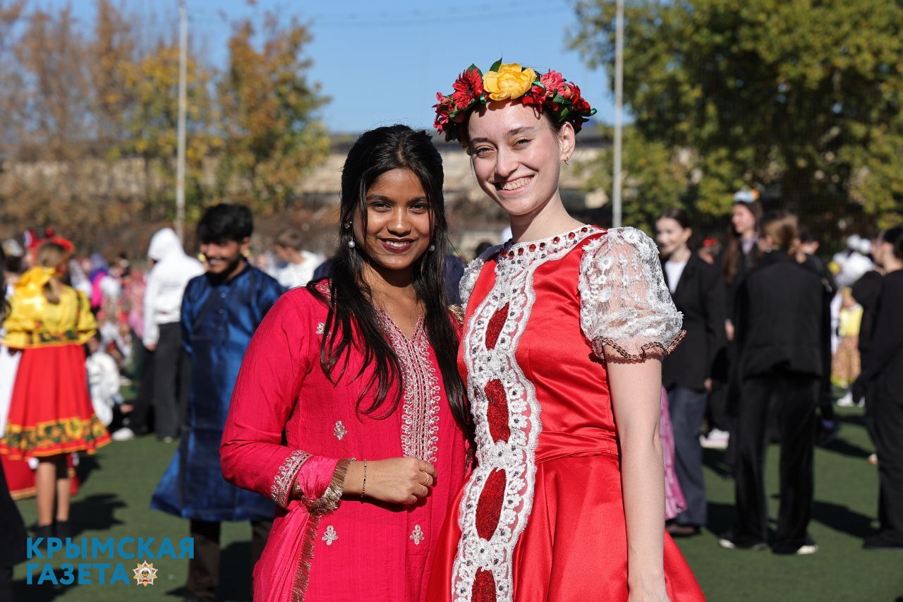 Представители разных национальностей исполнили танец «Калинка-малинка» в Симферополе