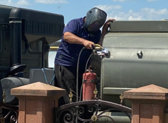 Начинал с буржуек, закончил танками: сварщик из Крыма ремонтирует технику участников СВО