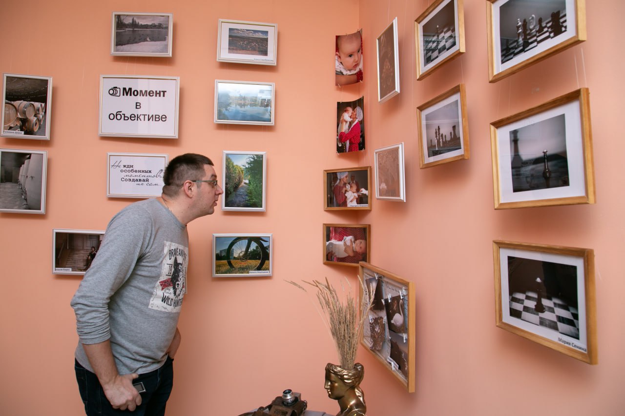 В Крымской библиотеке проходит выставка работ юных участников проекта «Хочу быть фотографом»