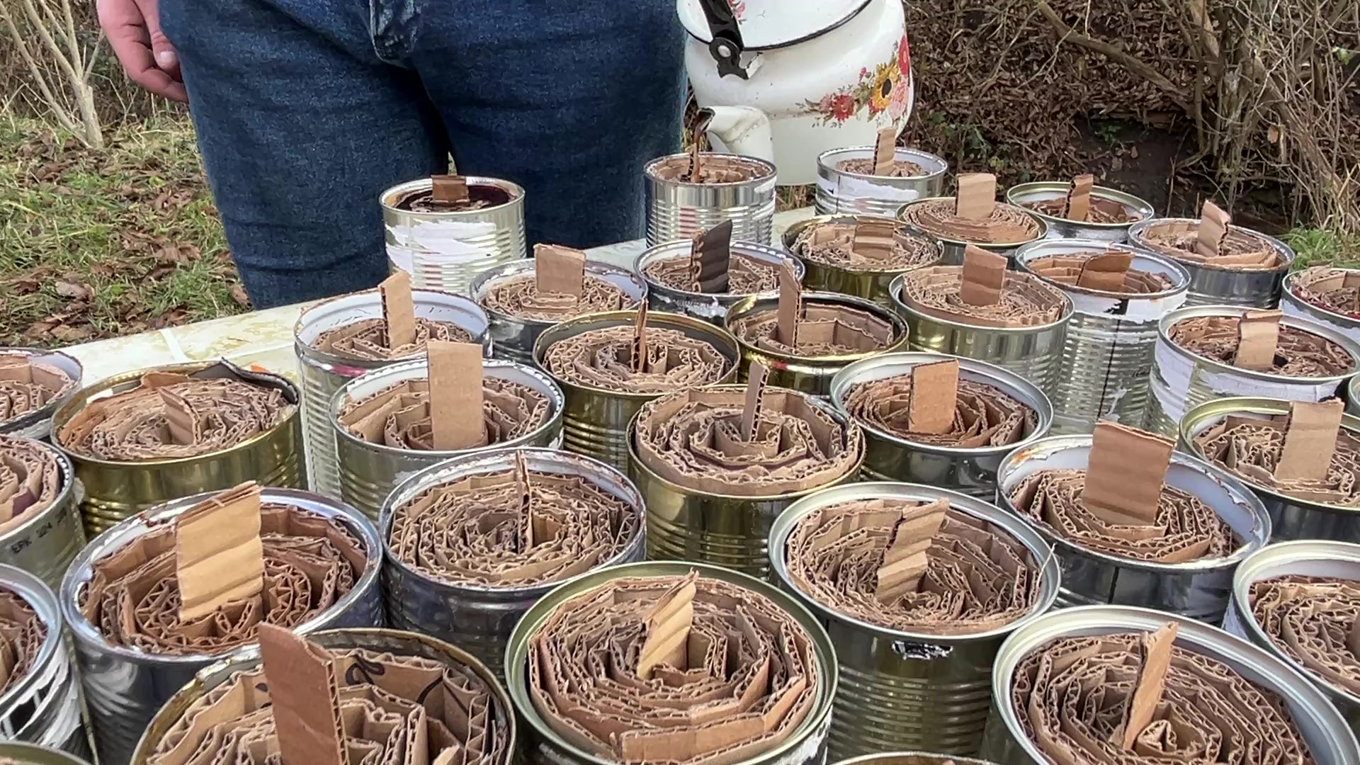 79-летний крымчанин отдал воск со своей пасеки для блиндажных свечей на фронт