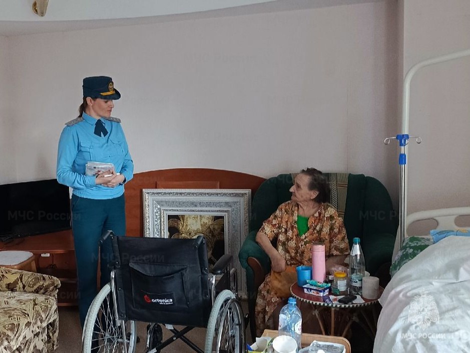 Сотрудники МЧС Крыма провели лекцию по безопасности в доме престарелых