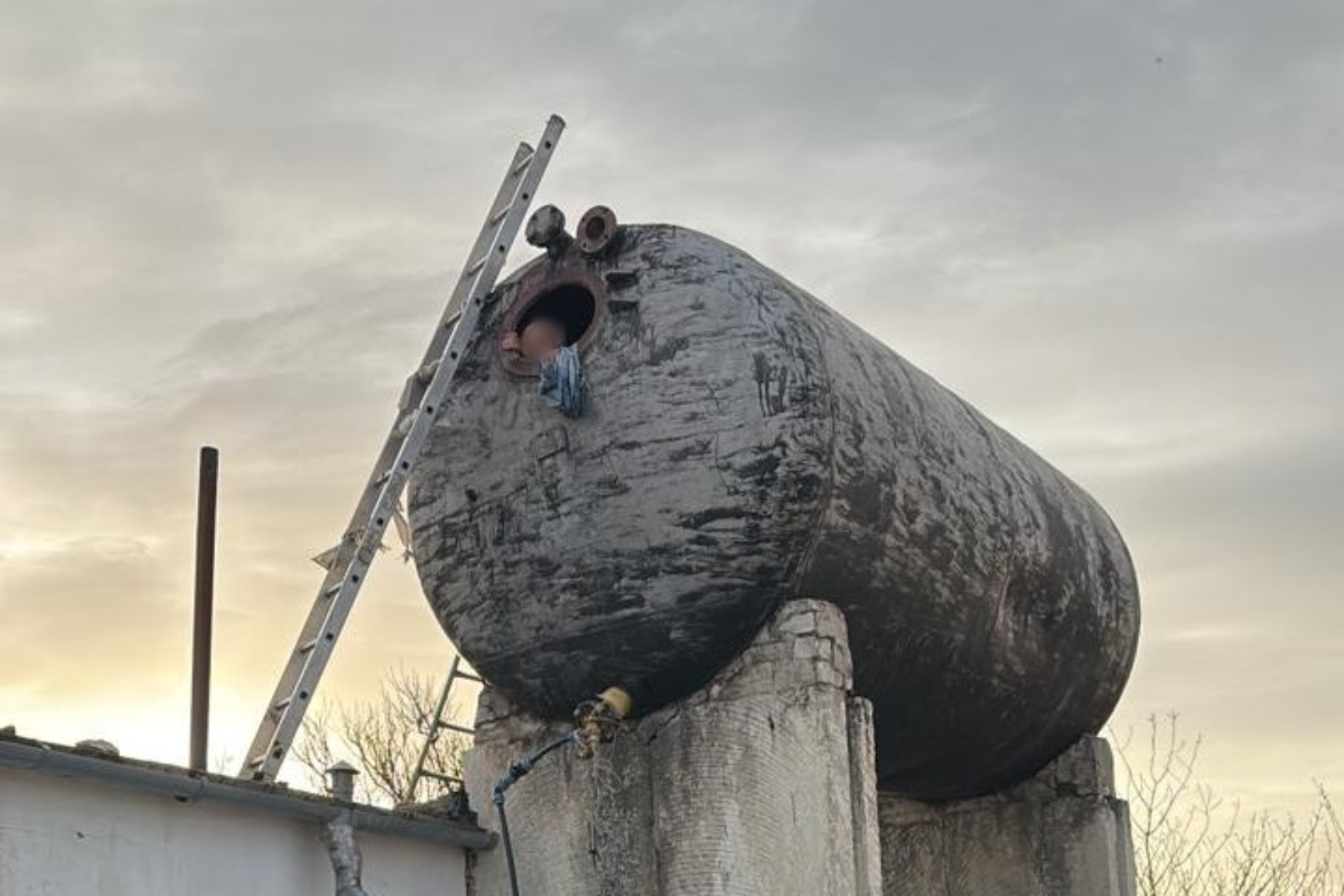 Крымчанин залез в бочку с водой и не смог вылезти