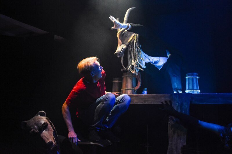 Звероподобные маски, туман и тени: в театре кукол показали «Вечера на хуторе близ Диканьки» 