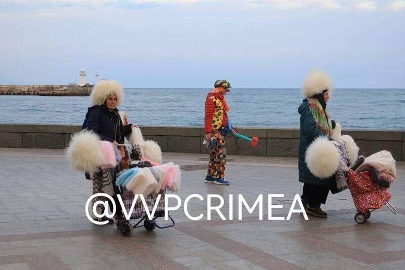 В Ялте будут бороться с торговлей назойливых бабушек