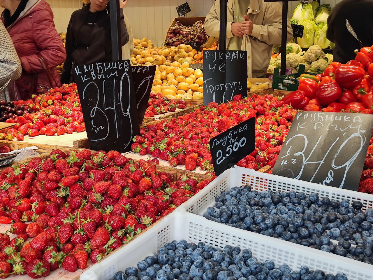 Почему в Крыму выросли цены на клубнику и где в Симферополе купить самую дешевую ягоду