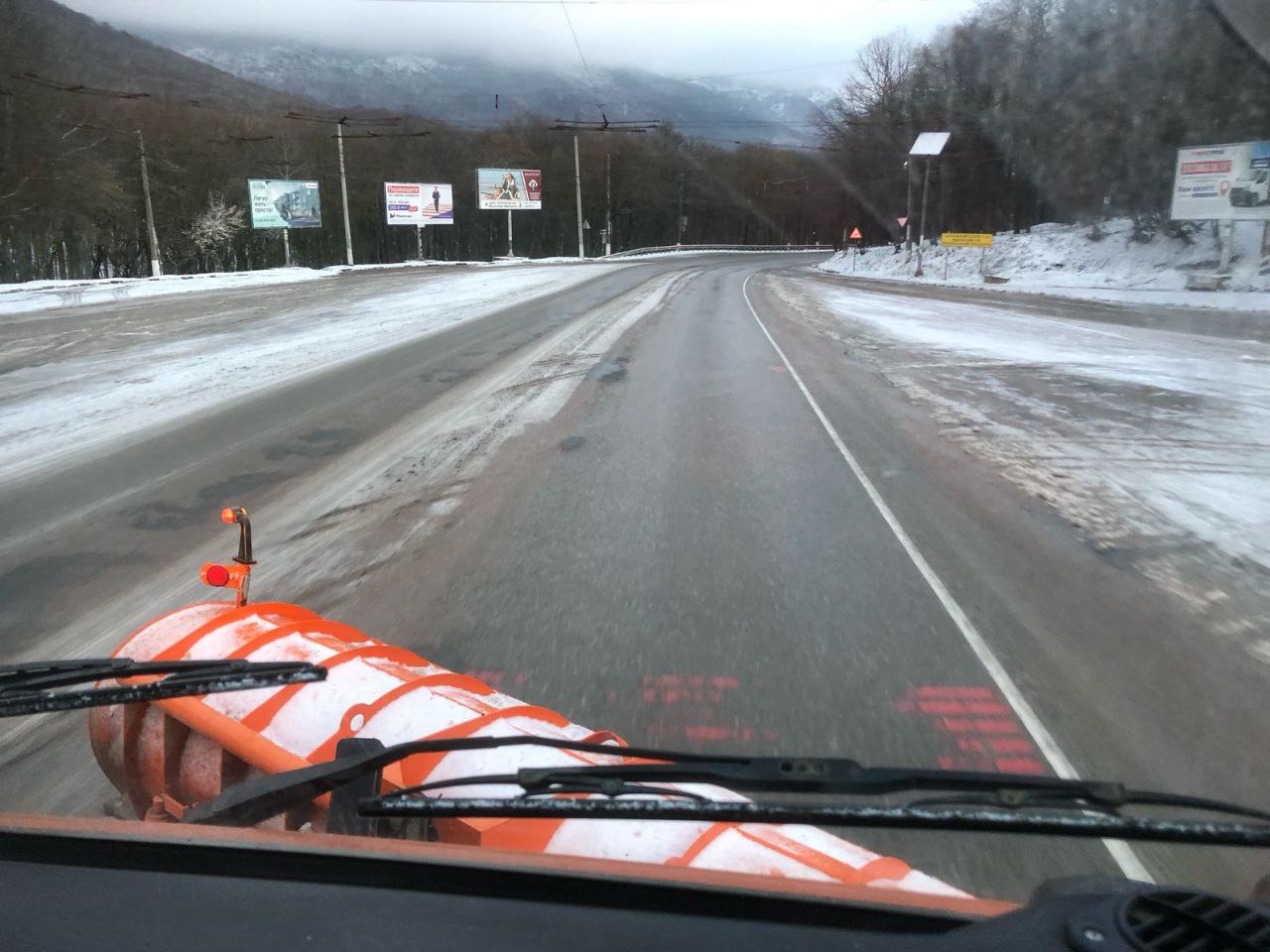 На дорогах Крыма дежурят 43 единицы техники: обстановка