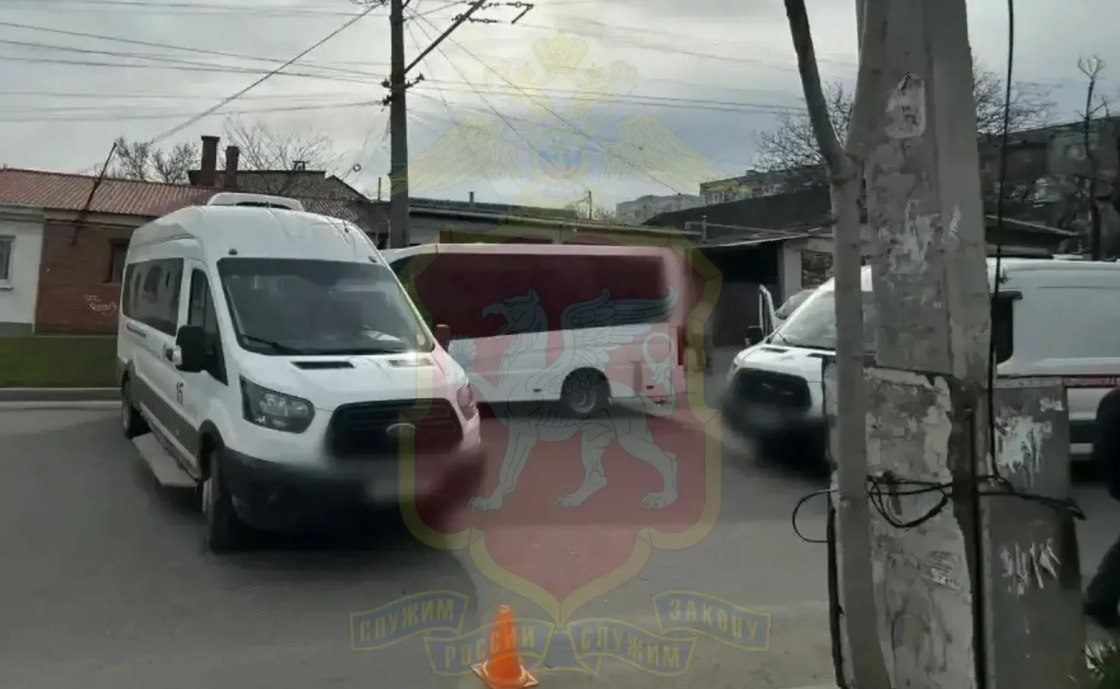 В Симферополе столкнулись два микроавтобуса: три пассажира госпитализированы