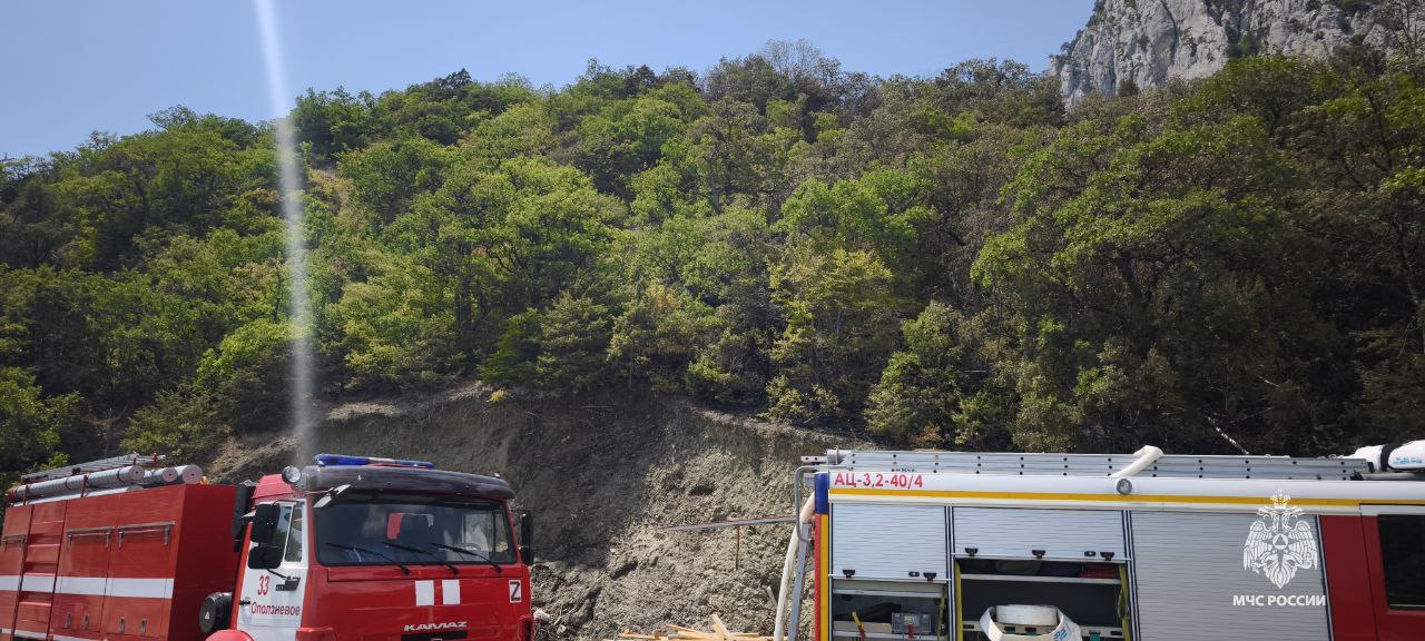Свыше 100 человек тушат пожар в ялтинском заповеднике