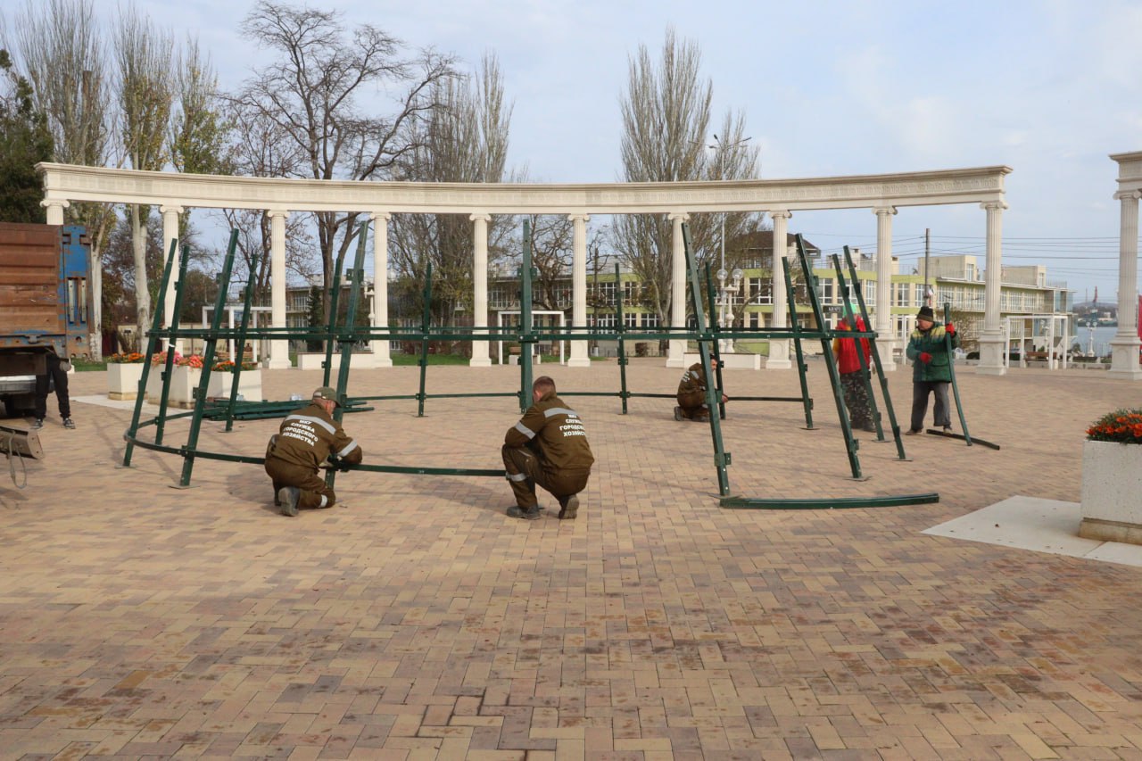 Установка ёлки и иллюминация: Керчь украшают к новогодним праздникам