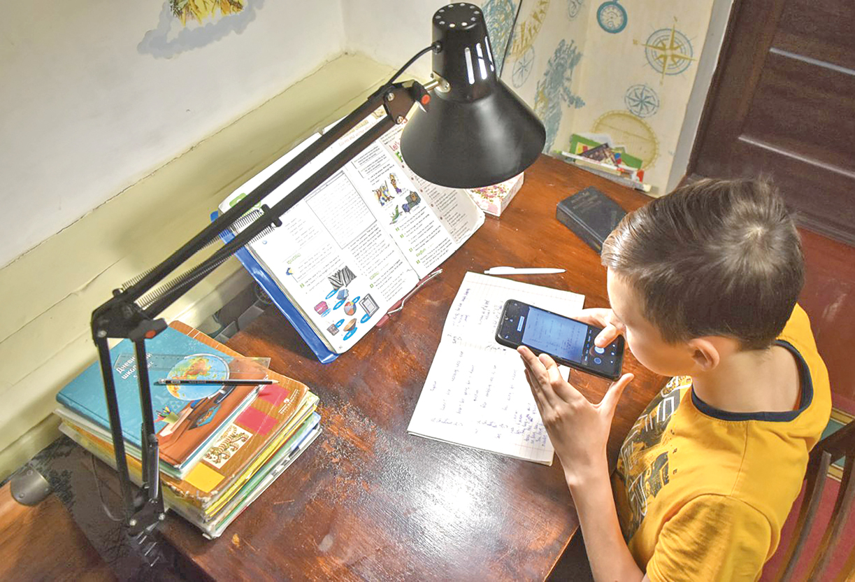 Психолог дала советы, как отвлечь ребенка от телефона на летних каникулах
