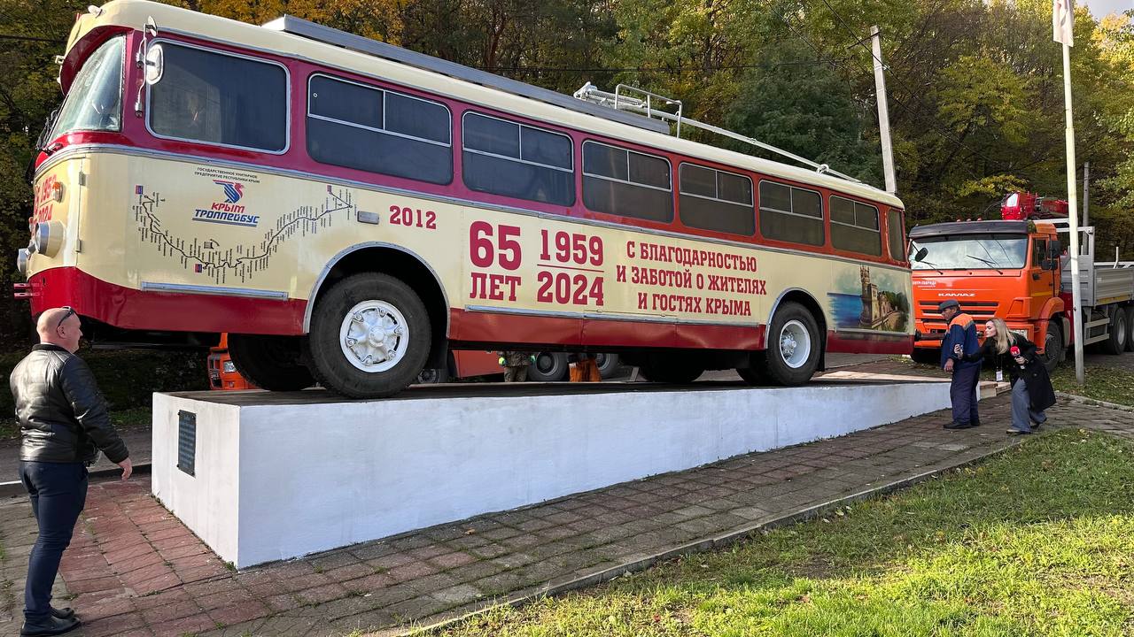 Памятник троллейбусу на Ангарском перевале отреставрировали