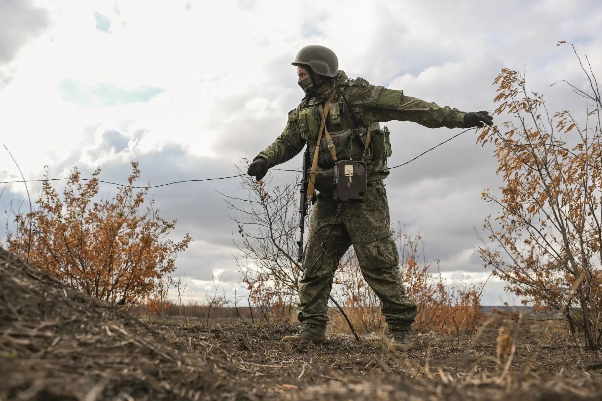 Аксёнов поздравил военных связистов с профессиональным праздником