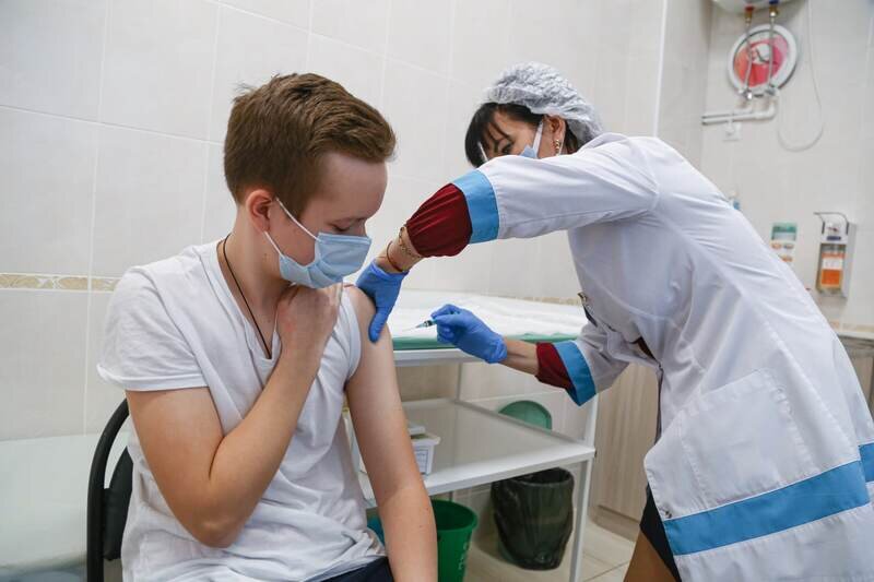 Какие прививки и в каком возрасте нужно делать взрослым - инфографика