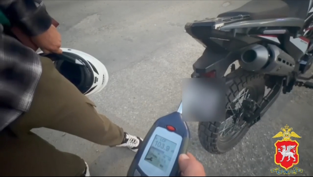 В Евпатории наказали двух водителей за превышение допустимого уровня шума авто