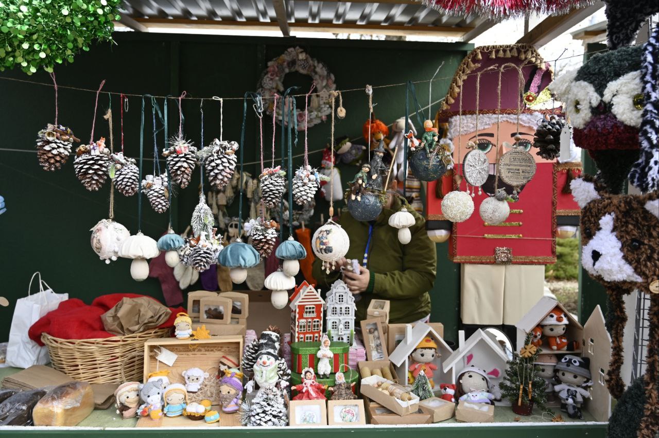 В Симферополе открылась предновогодняя ярмарка - фоторепортаж