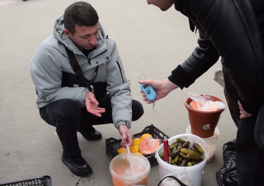 В Симферополе у стихийных торговцев конфисковали 33 кг продуктов