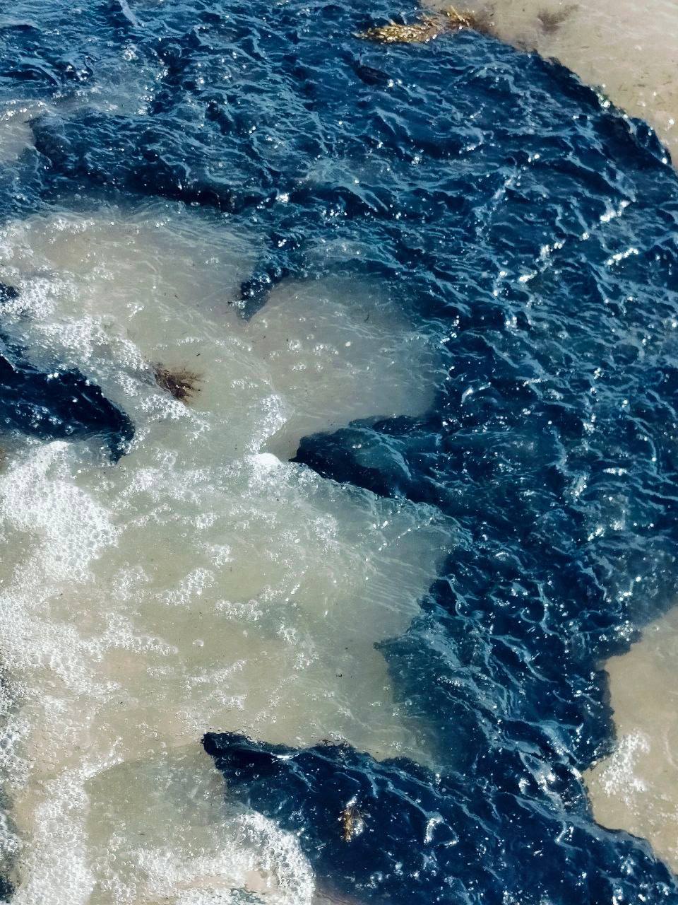 В Керчи из-за выброса мазута ввели режим ЧС