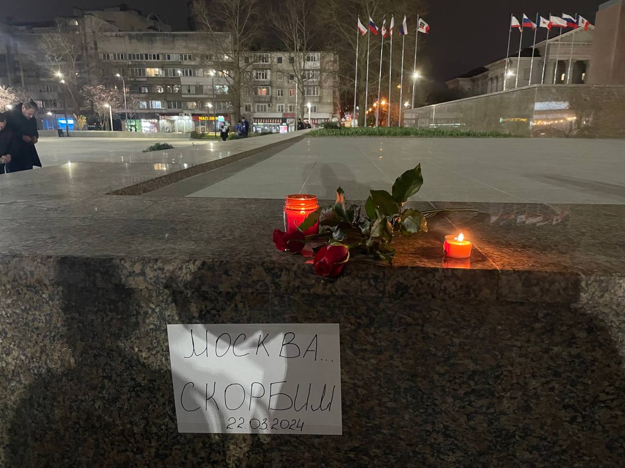 В Симферополе несут первые цветы к стихийному мемориалу памяти жертв теракта в Московской области