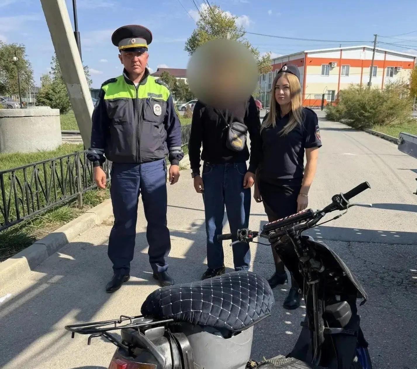 В Сакском районе подросток приехал в школу на мопеде без прав