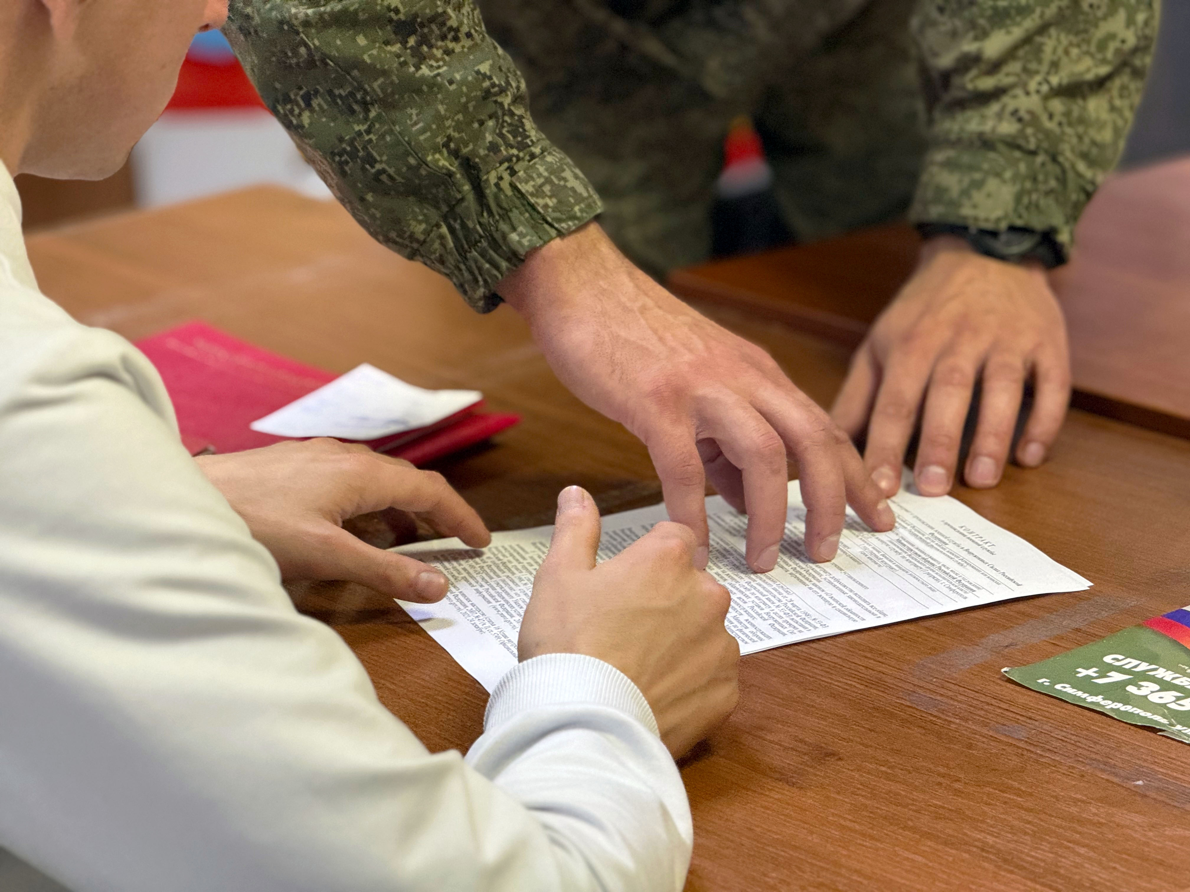 В Крыму выросло число желающих служить по контракту