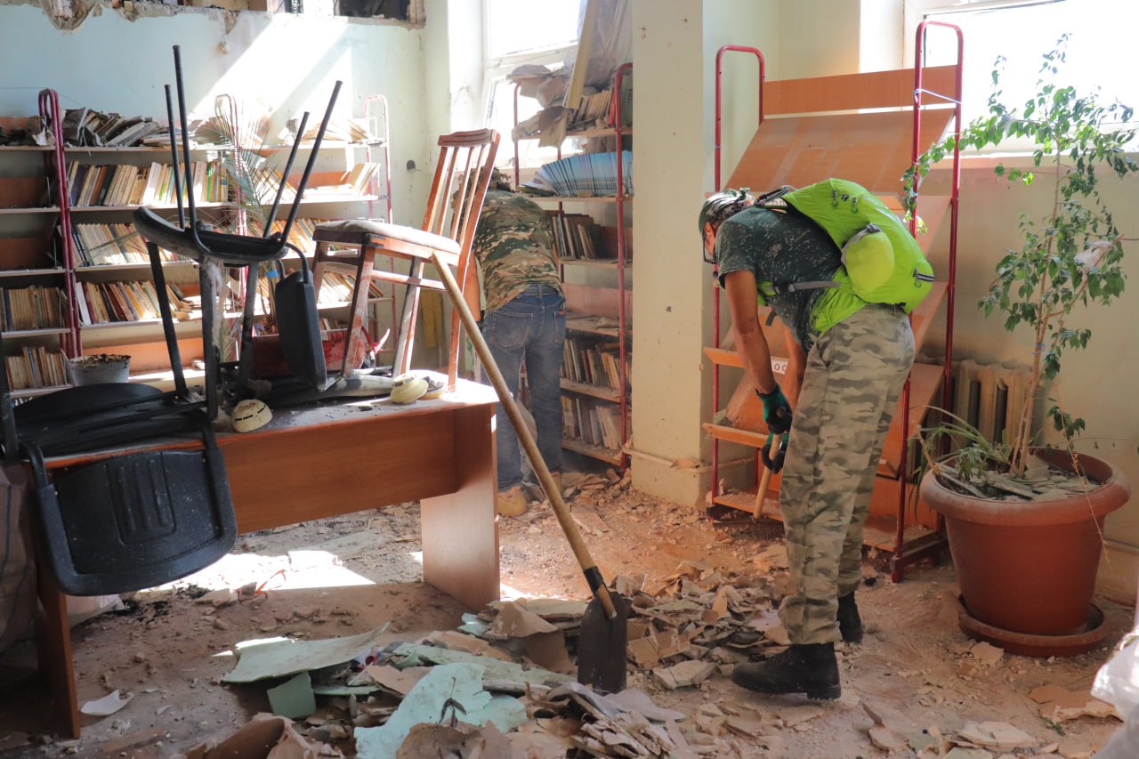 На территории школы, пострадавшей от вражеской атаки на Форос прошёл субботник