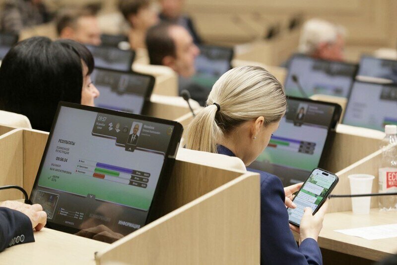 Госсовет Крыма утвердил бюджет республики с дефицитом в 2 млрд рублей