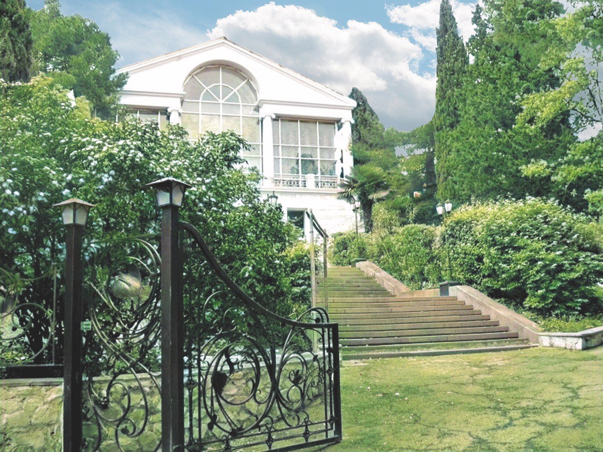 Приключения Окуджавы в Крыму: зарытое шампанское, "Госпожа Удача" и «среды» в «Крымской газете»