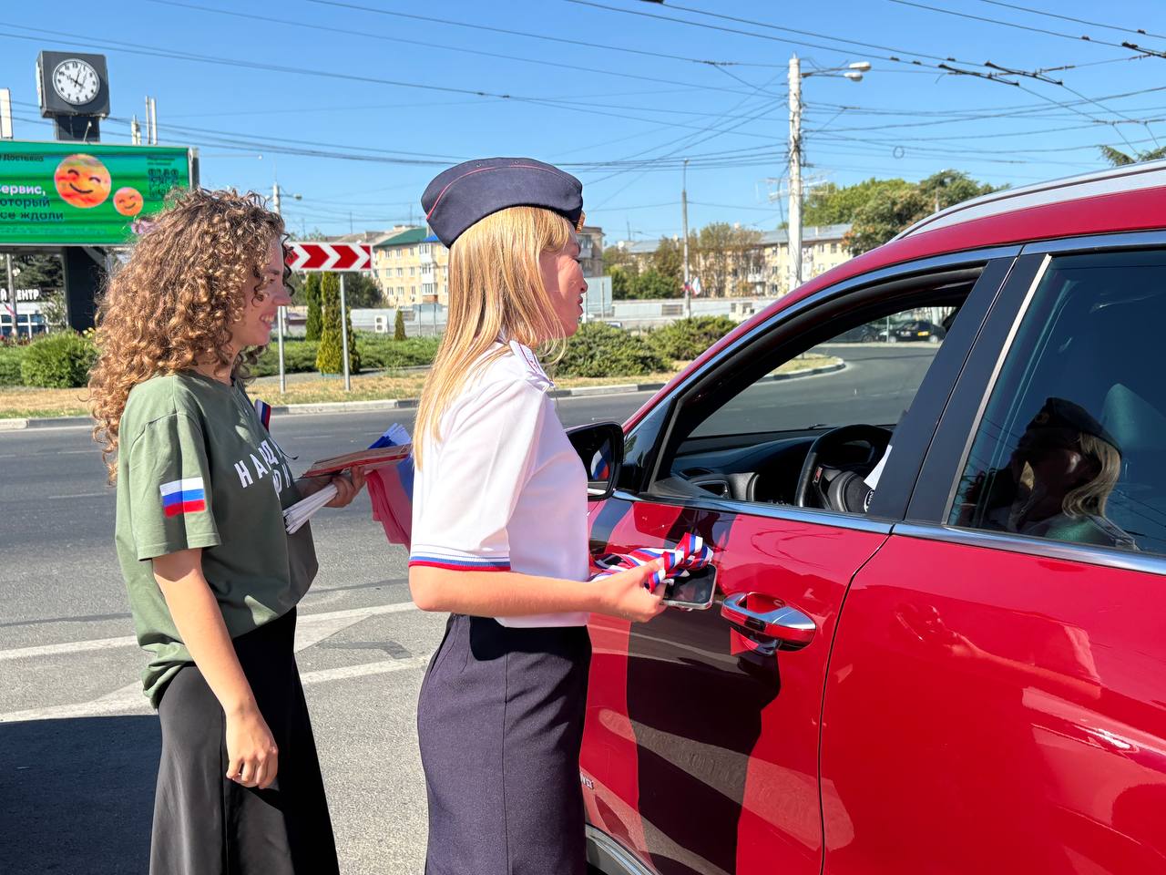 Госавтоинспекция Крыма поздравила водителей с Днём Государственного флага России