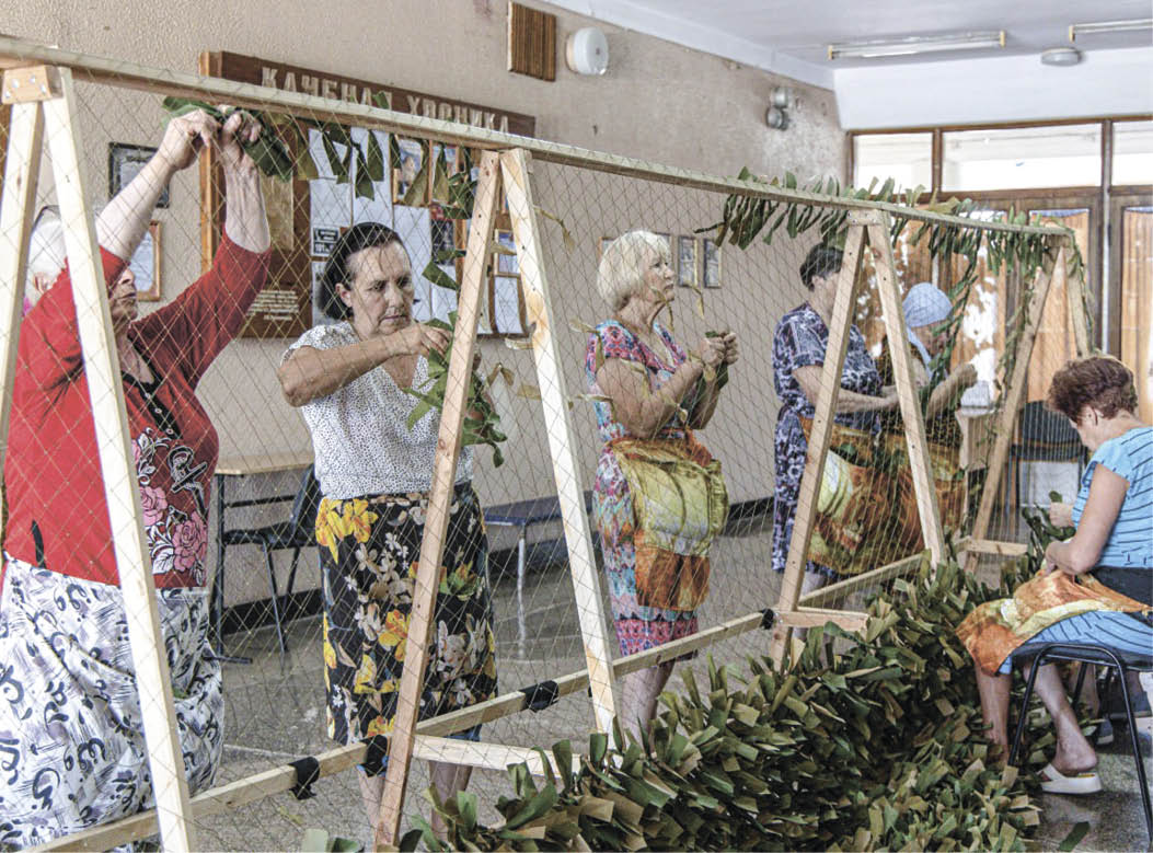 Волонтёры из группы «Добрые сердечки» плетут необычные масксети