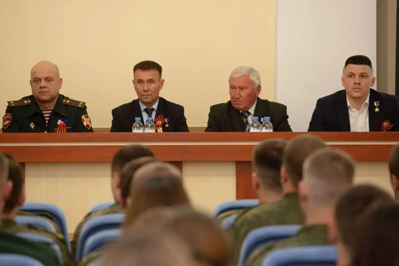 Герои России провели урок патриотизма для крымских студентов