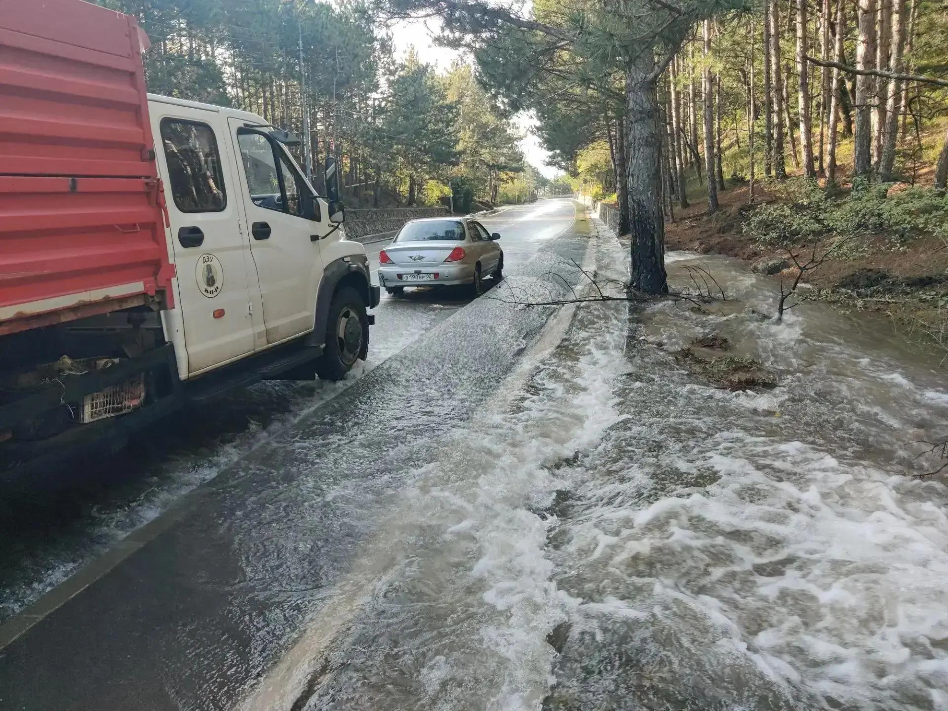 На дорогу под Ялтой вышла вода
