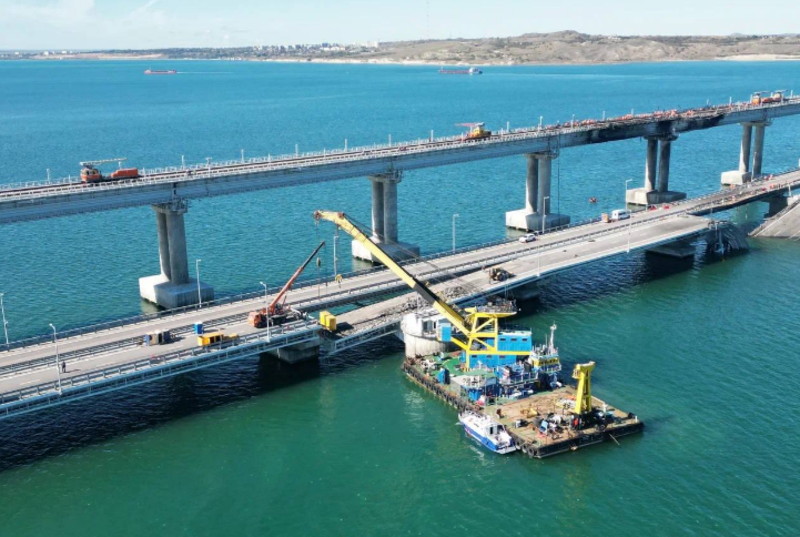 Работы по восстановлению пролетов Крымского моста ведутся круглосуточно