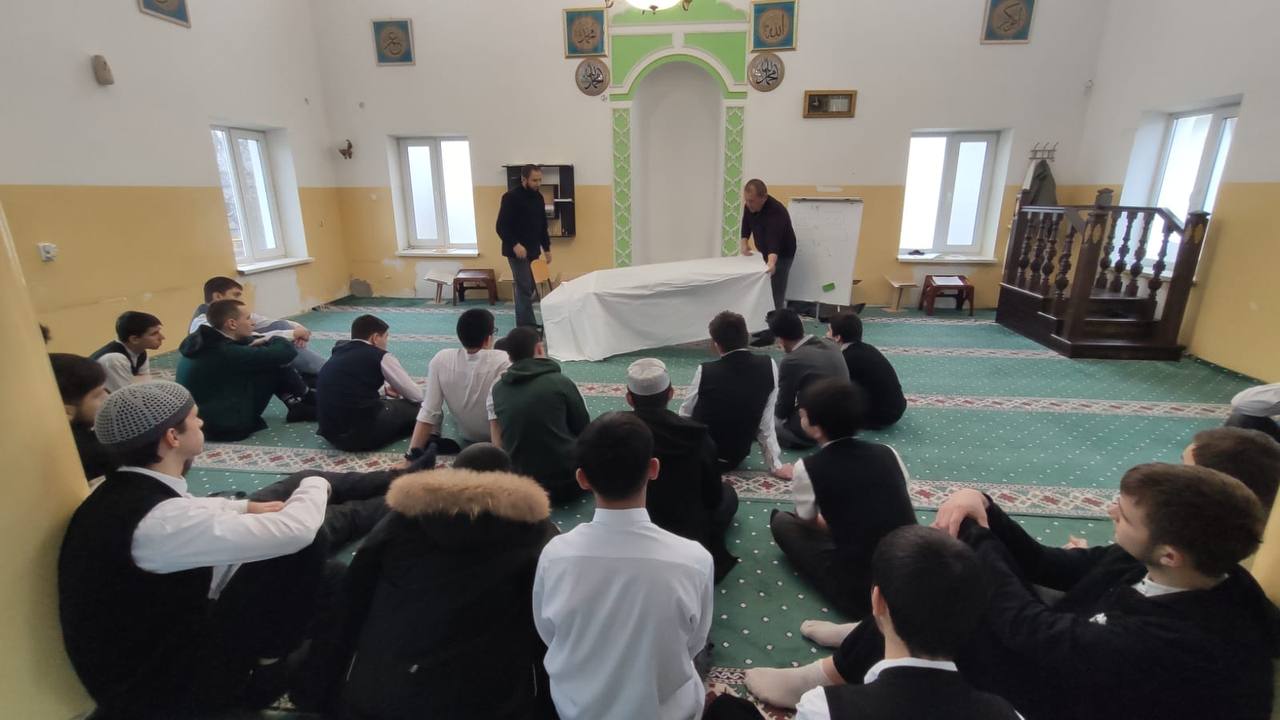 От теории к практике: мусульман Крыма научили хоронить единоверцев