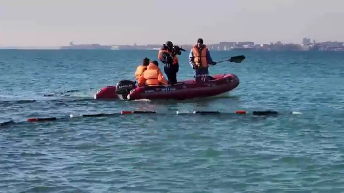 В Крыму спасатели начали применять древесный уголь для сбора мазута с воды