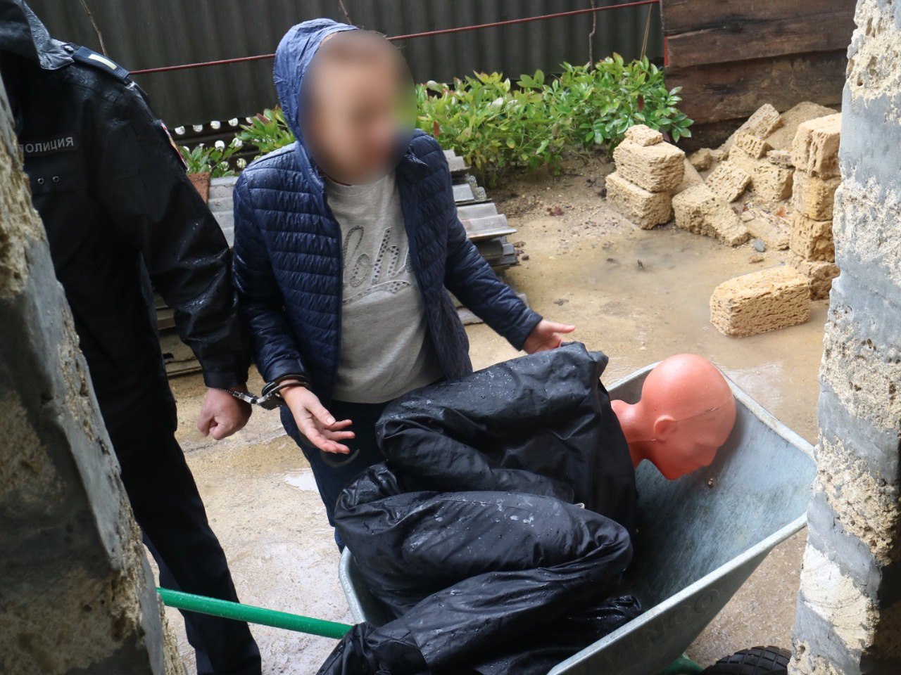 Крымчанка задушила мужа шарфом и вывезла тело на строительной тележке