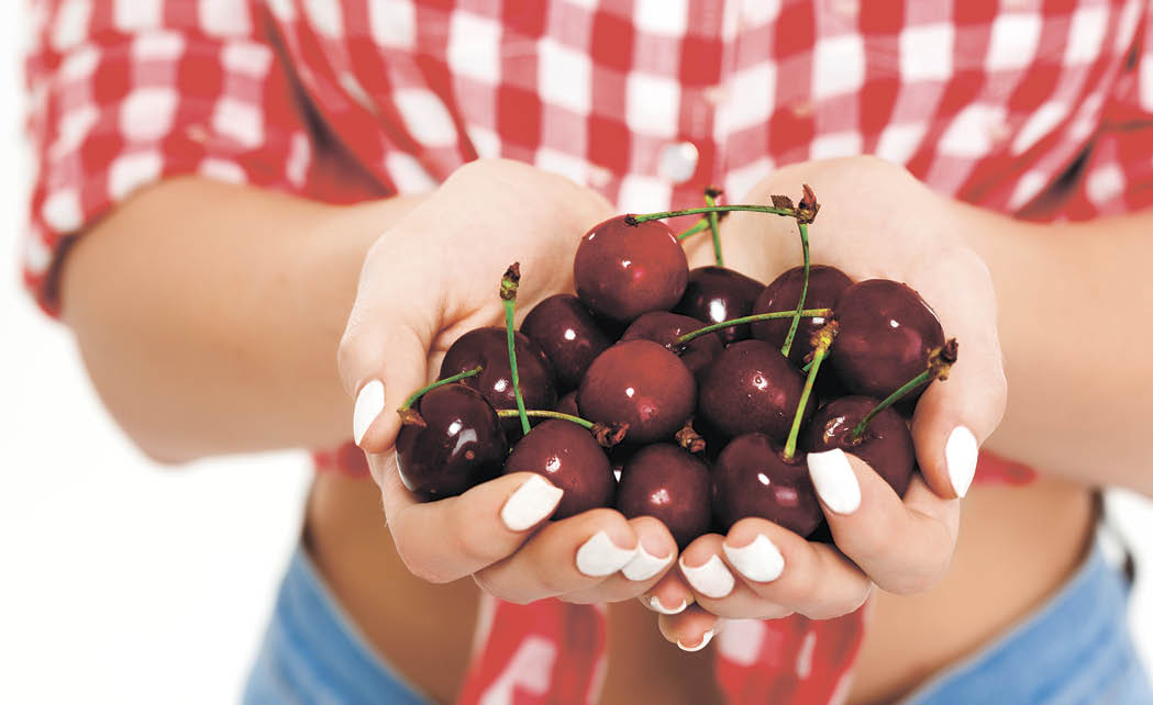 Помогает похудеть и бороться с отёками: врач рассказала, чем вишня полезна для здоровья