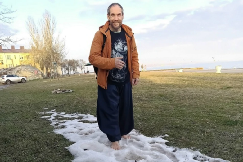 Ноги замерзают, но не критично: керчанин объяснил, почему решил жить без обуви