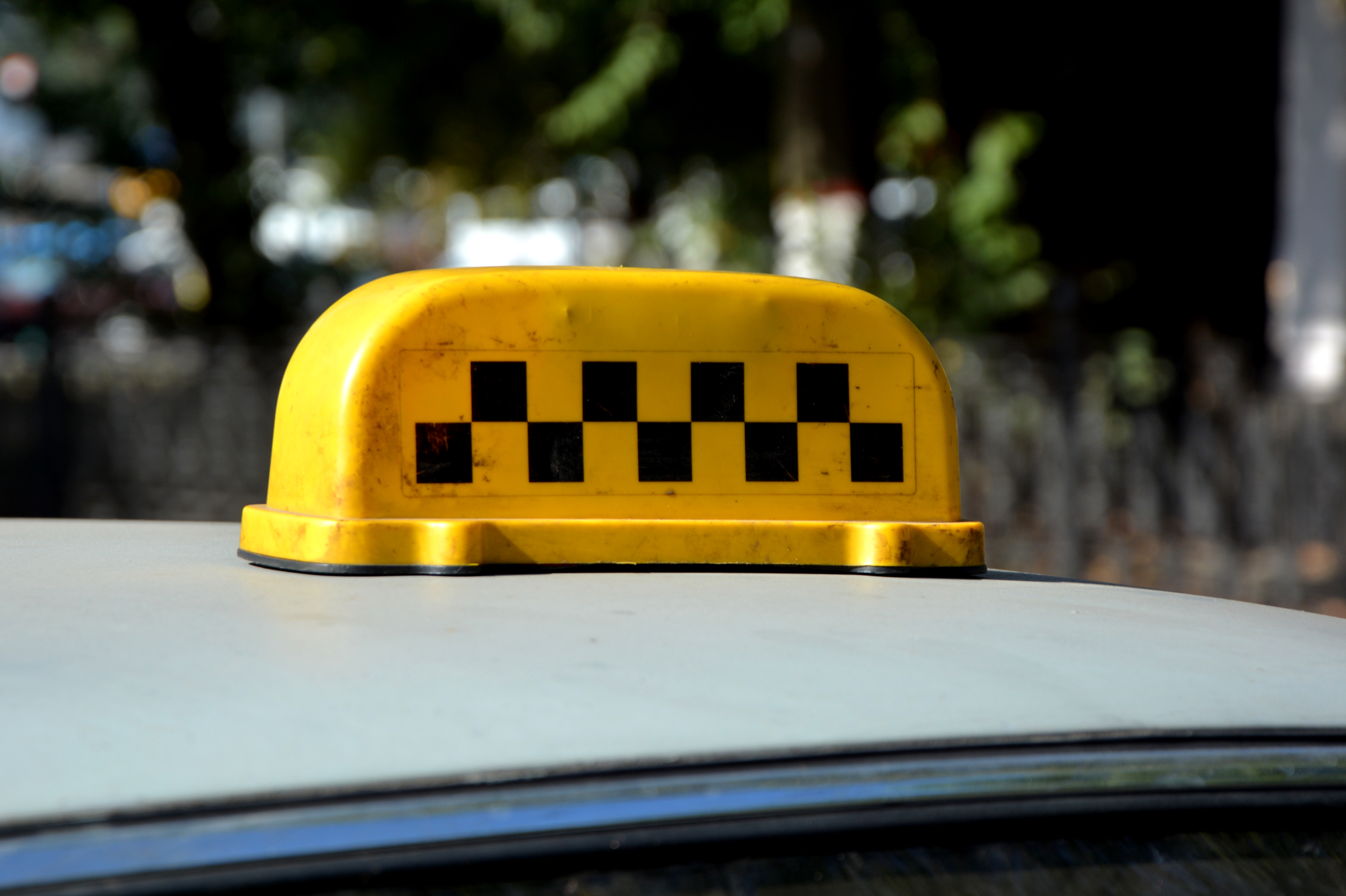 Возращение к истокам: керченские таксисты нашли способ общения в условиях ограничения мобильного интернета