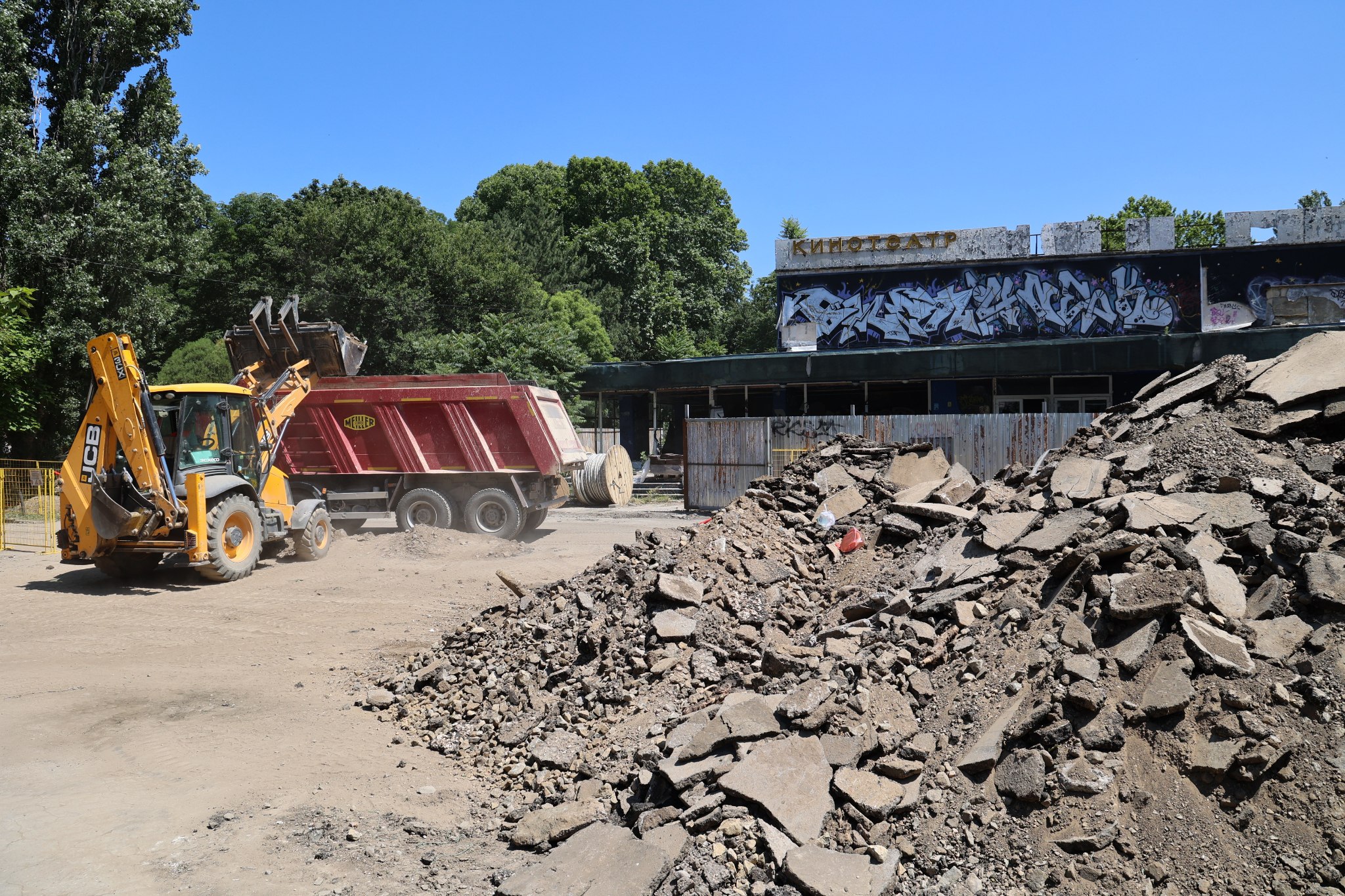 В Симферополе снесли кинотеатр "Космос"