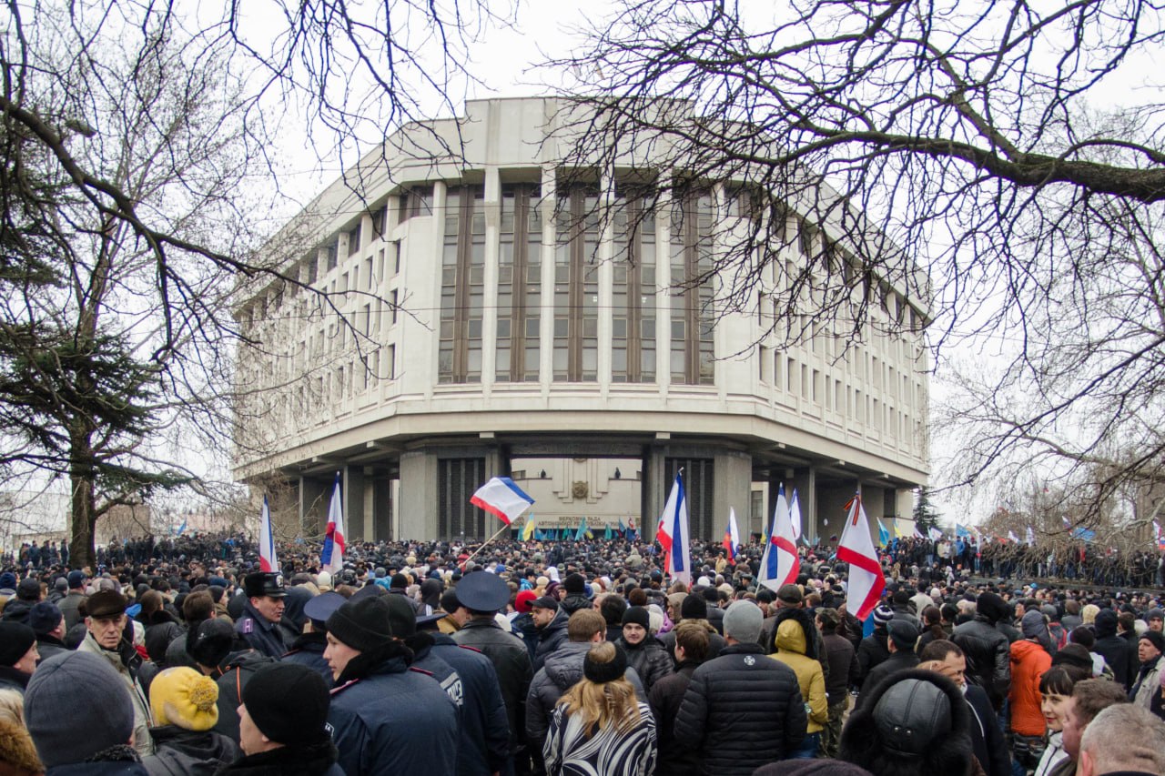 Один из самых драматичных дней Крымской весны: 12 лет назад прошёл митинг у Верховного Совета Крыма