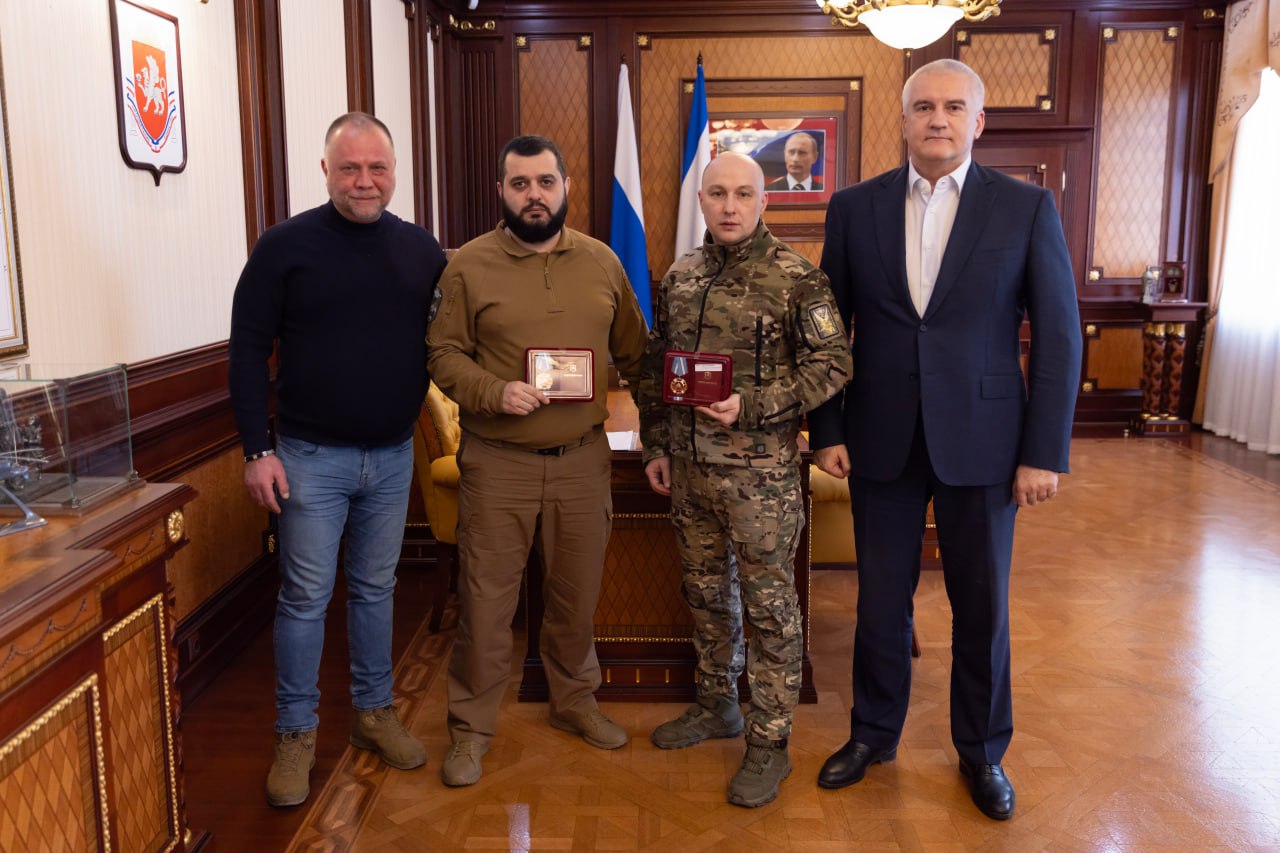 Аксёнов наградил командиров бригады "Святой Георгий"