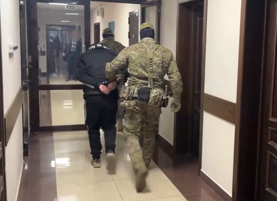 В Крыму задержали двух диверсантов, которые поджигали вышки сотовой связи и релейные шкафы