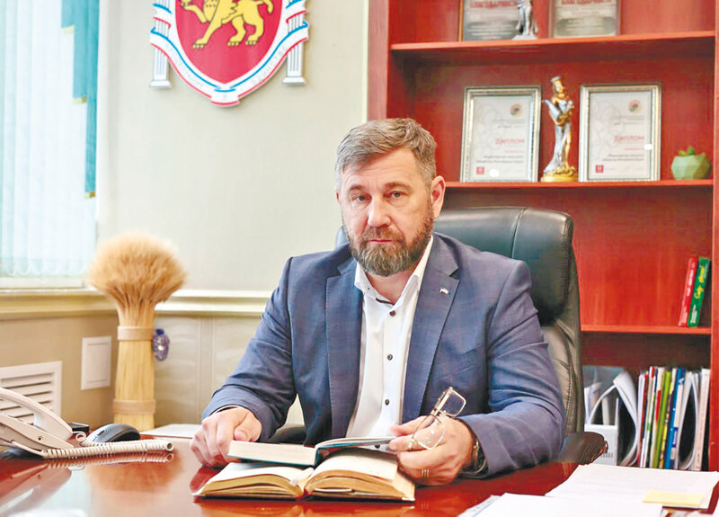 О ценах на продукты, поддержке аграриев и возрождении эфироносов: интервью с министром сельского хозяйства Крыма