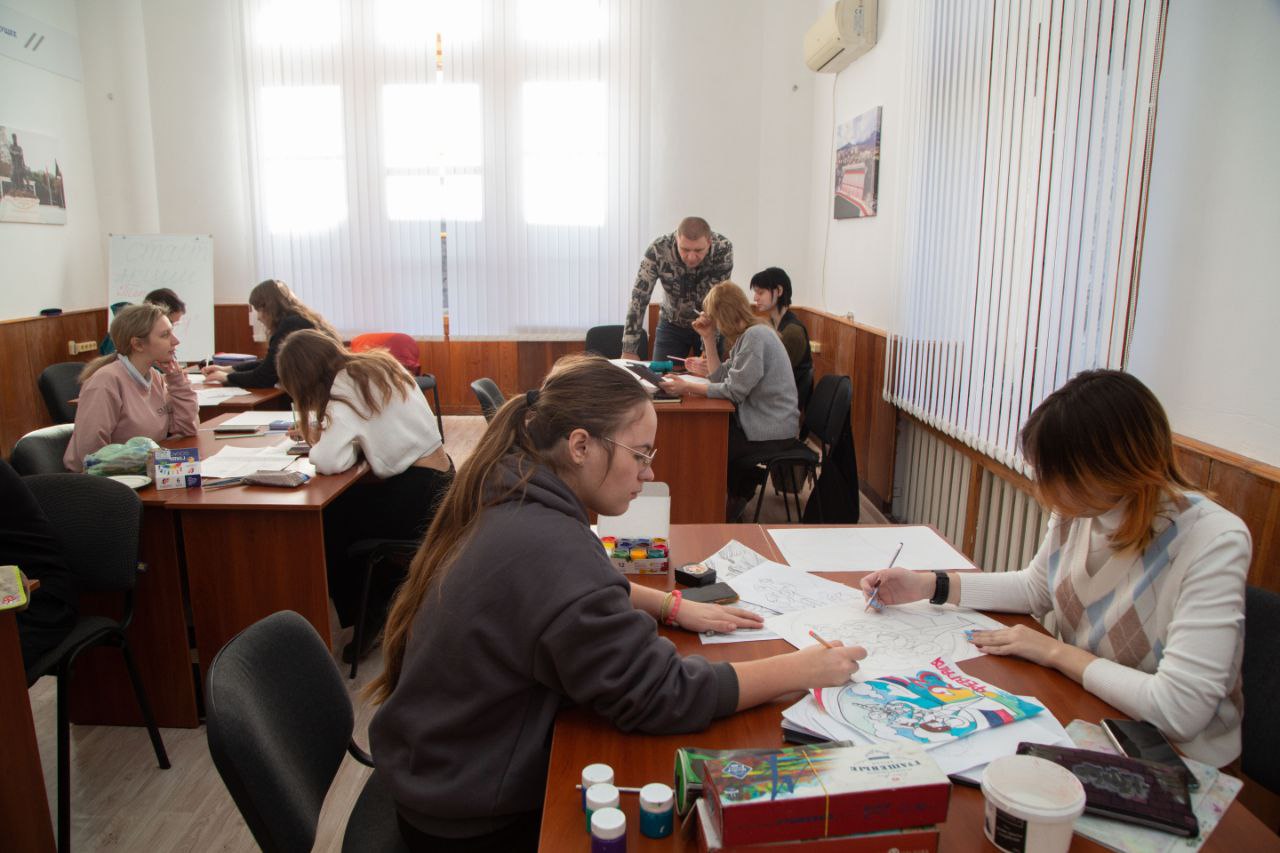 Крымские студенты нарисовали открытки ко  Дню защитника Отечества бойцам в зоне СВО