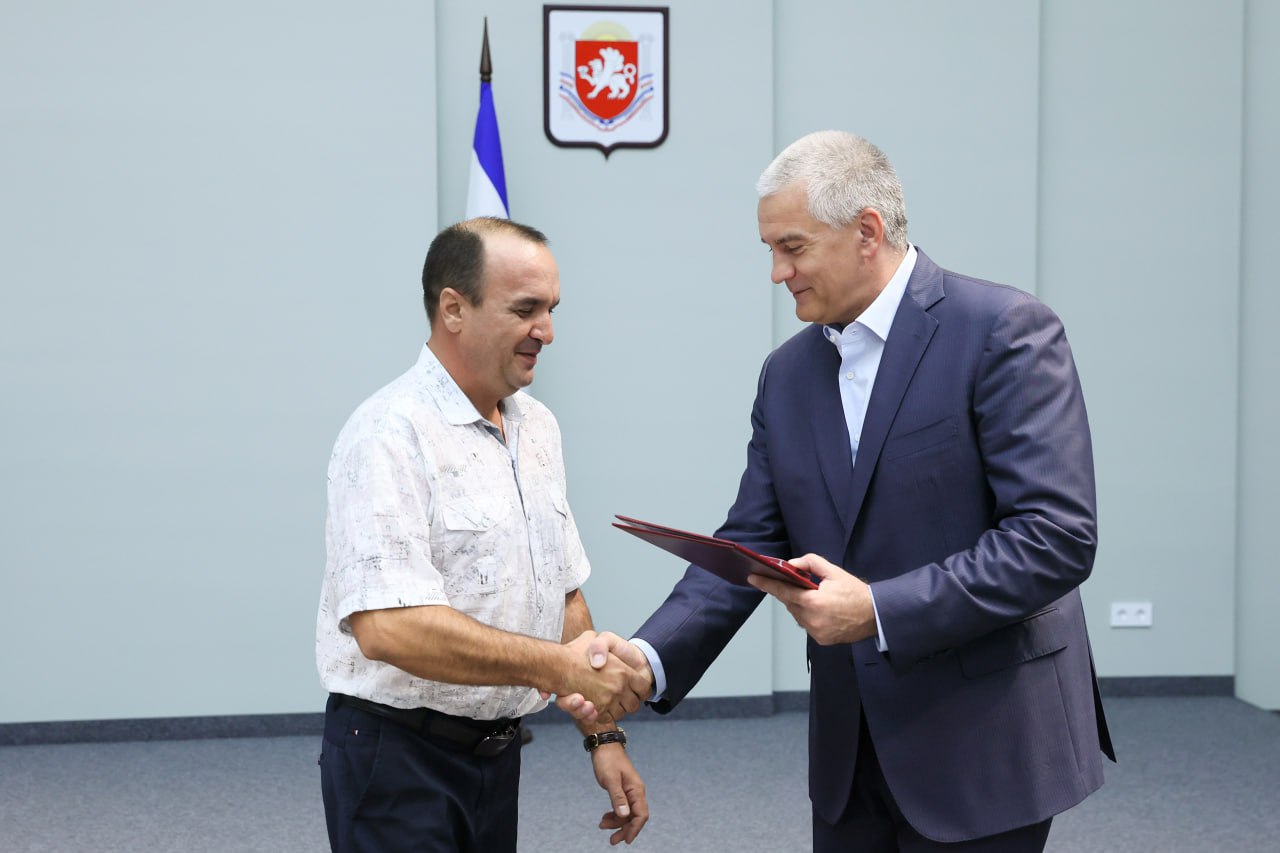 Аксёнов вручил награды работникам нефтяной и газовой промышленности Крыма